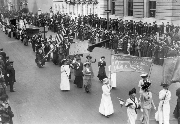 Paul Thompson - Topical Press Agency (Getty Images  Марш суфражисток в Нью-Йорке, 1915 год)