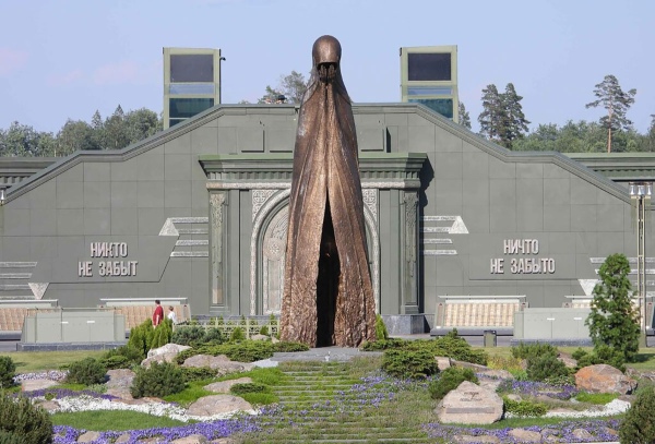 Памятник скорбящей матери (у храма войны России)